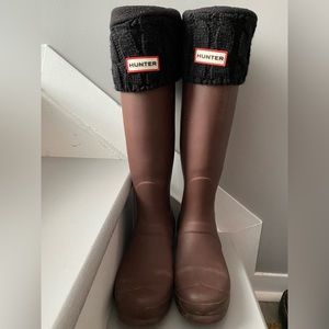 Womens size 8 Tall Adjustable Hunter Boots Burgundy With Black Hunter Socks